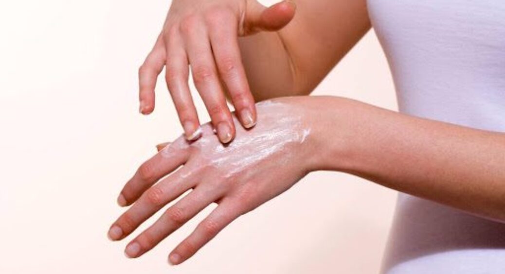 Мої руки більше не тріскаються від морозу, навіть з постійним миттям посуду: саморобний крем творить чудеса 