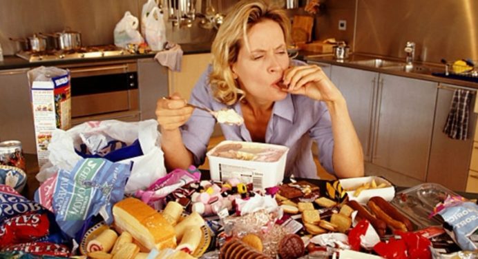 Одна з головних причин переїдання: відсутність ситості після їжі 