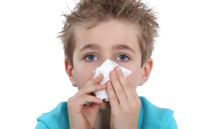 Як правильно зупинити кров з носа у дитини