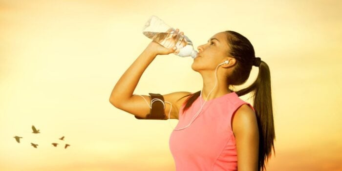 Спортсменка пьёт воду