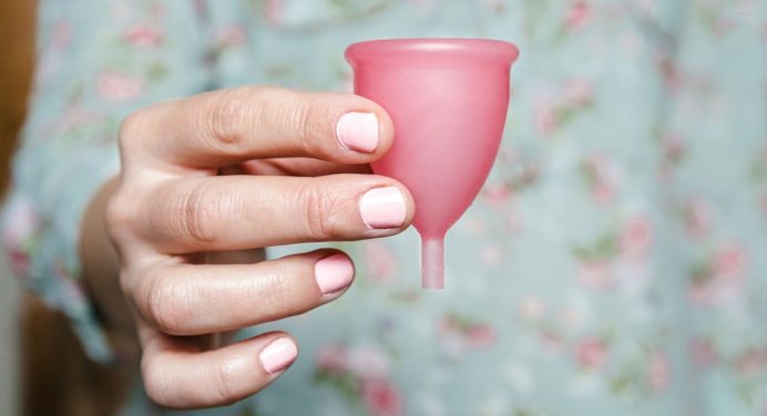 Плюси і мінуси менструальної чаші 