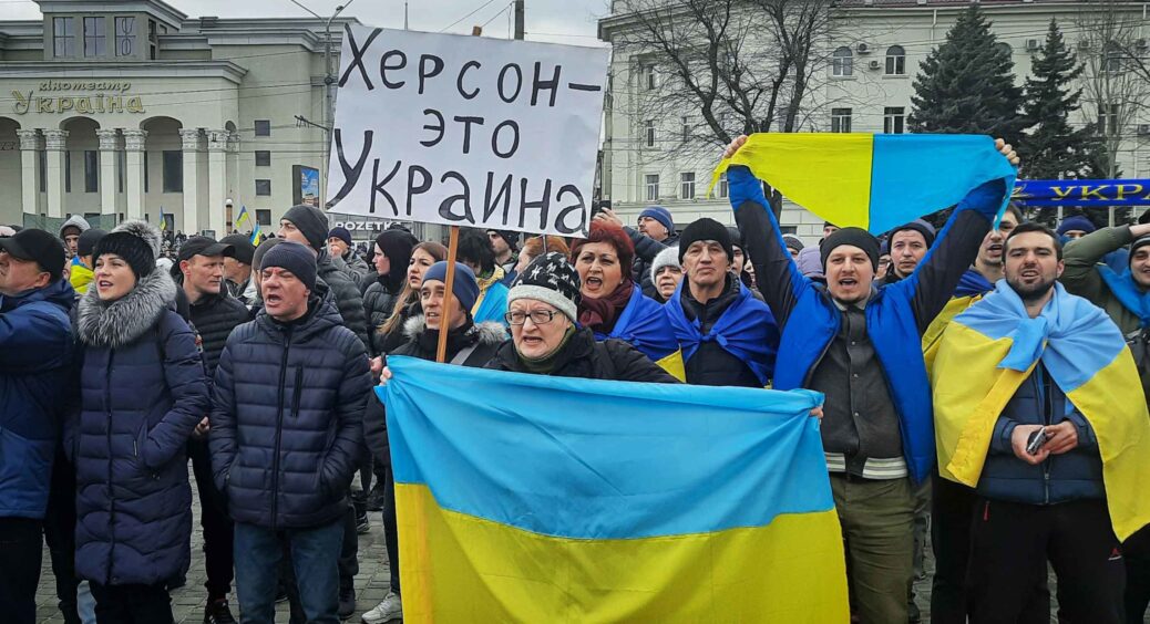 Оплески, свист та вигуки: херсонці з оваціями зустріли вантажівку АТБ, що привезла продукти до магазинів 