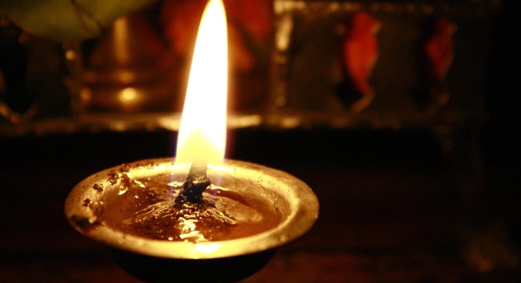 Як зробити каганець, який горітиме всю ніч: свічка з картоплі та без неї (ФОТО) 