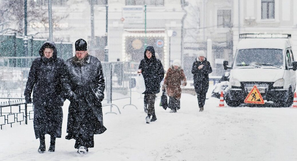 Перед морозами посипаю садову доріжку “білим” золотом з шафи: 200 грамів, і не ковзаю та не гепаюсь на льоду 