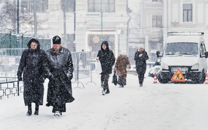 Експерти розповіли, чим посипати садову доріжку під зиму від льоду