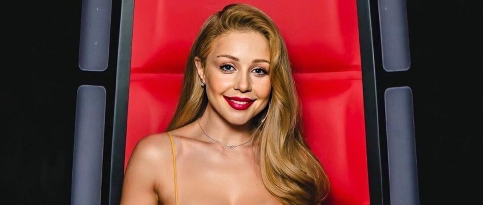У сукні з прозорим корсетом: Тіна Кароль викликала фурор в мережі своїм трендовим образом 