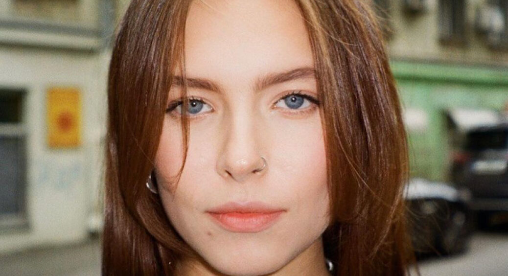 Донька Олени Кравець, Маша перетворилася з дитини на справжню леді: стриманий стиль у білій сорочці(ФОТО) 