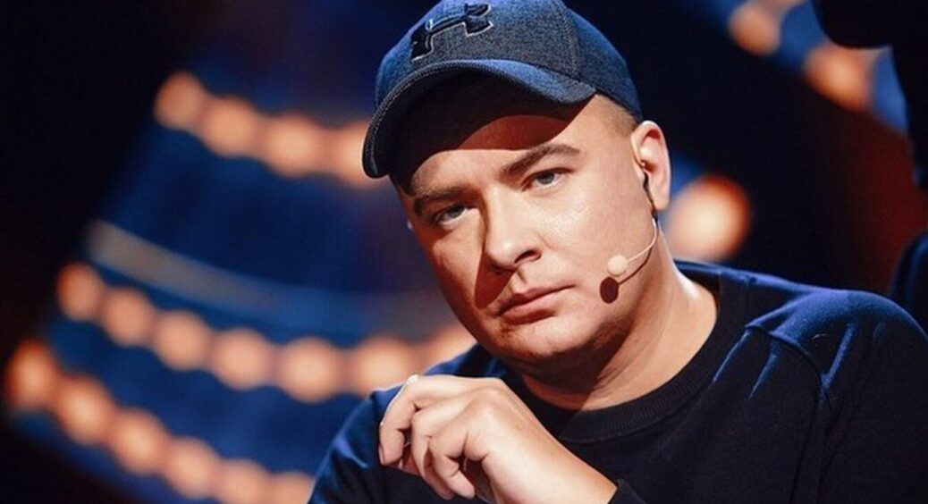 Що Андрій Данилко вже багато років приховує під чорною кепкою: блискучу лисину чи розкішні кучері 