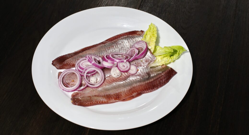 Як за секунду позбавитися від кісток в оселедці: хитрий спосіб від кухарів у ресторанах 