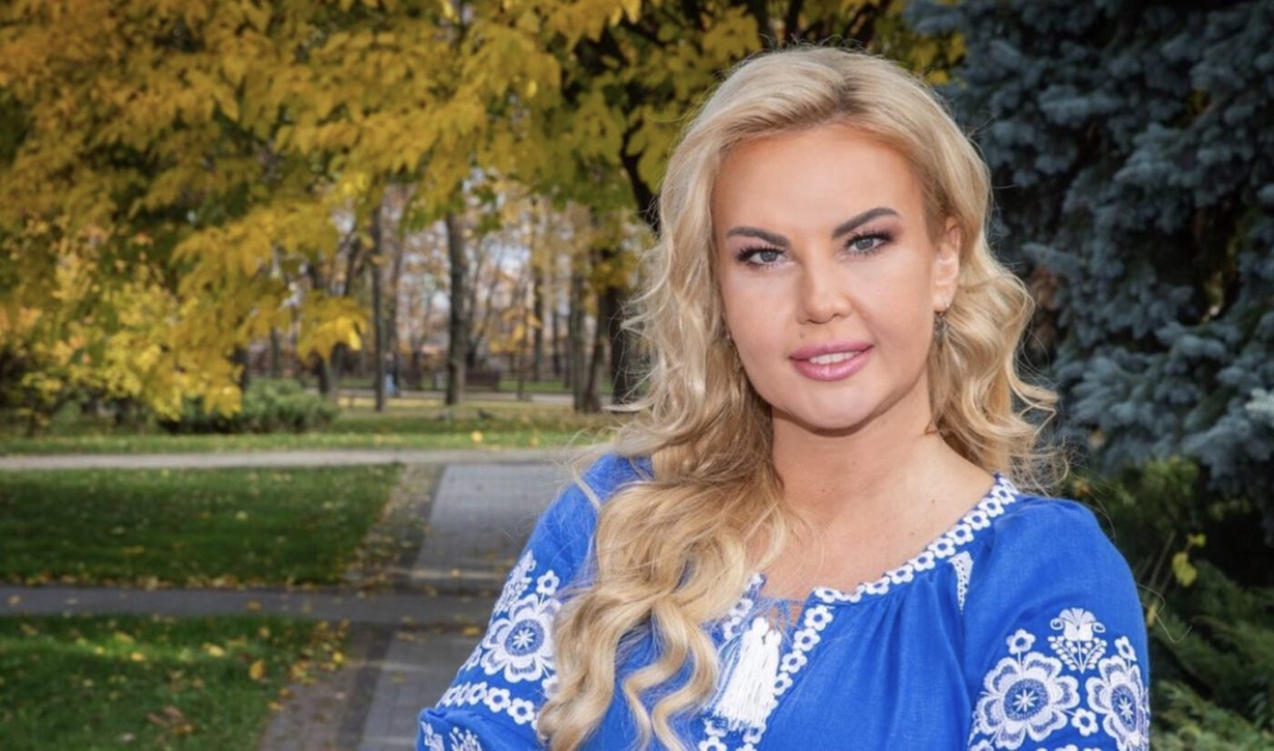 Камалія вийшла на сцену у жовто-блакитній сукні