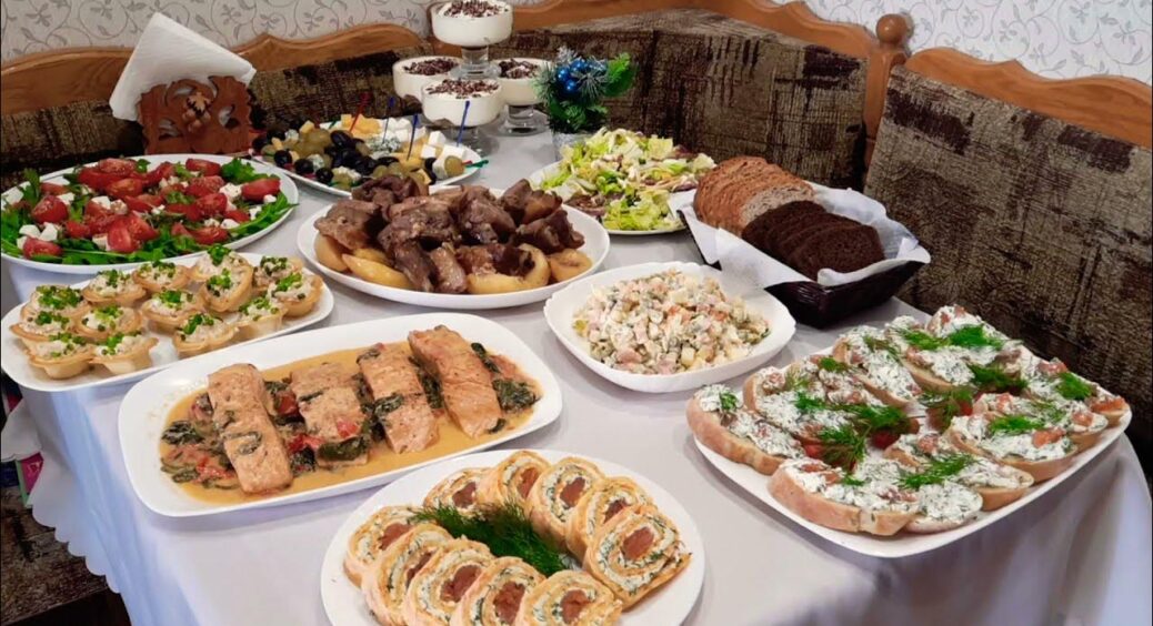 Що готувати на новорічний стіл 2023: ТОП-5 закусок і гарячих страв, щоб зустріти рік Чорного Водяного Кролика 