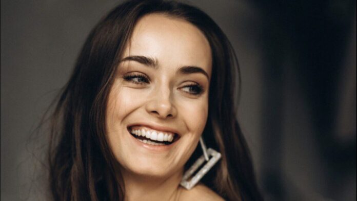 Мішина засвітила каблучку на безіменному пальці Мішина засвітила каблучку на безіменному пальці