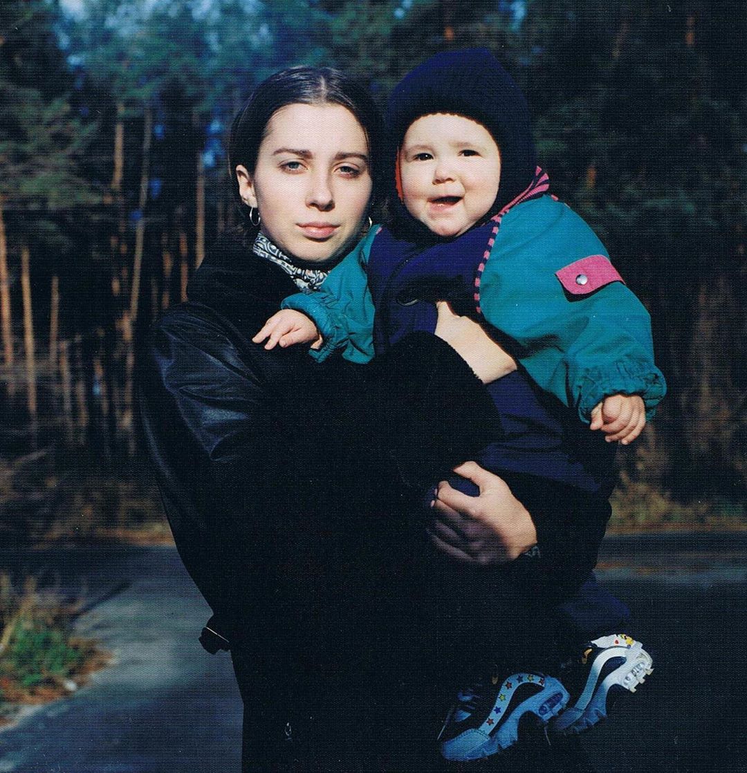 Молода Антоніна Матвієнко зі старшою донечкою