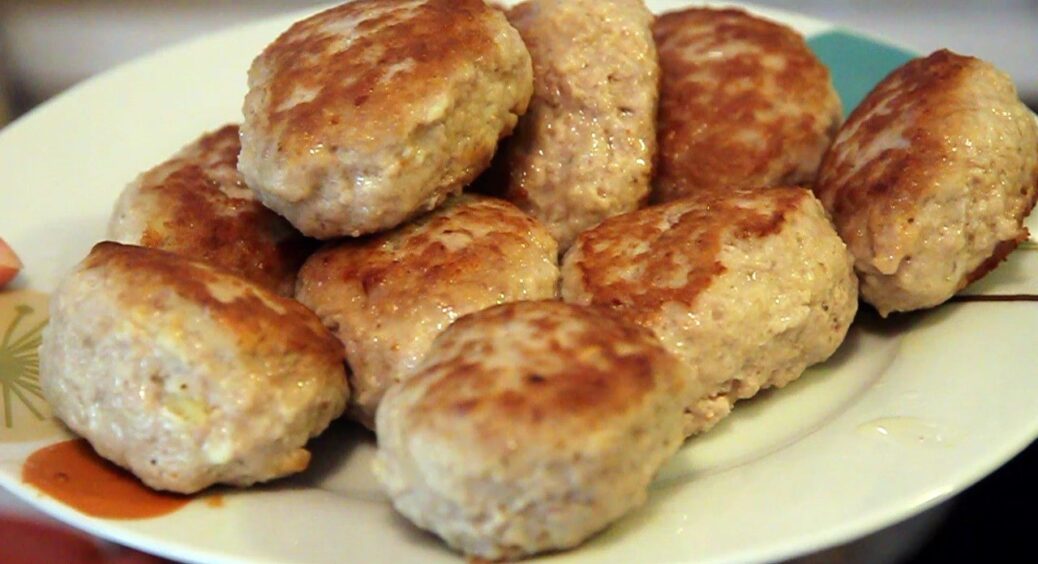 Чи можна вимішувати котлетний фарш руками: розповсюджена помилка, якої припускаються всі господині 