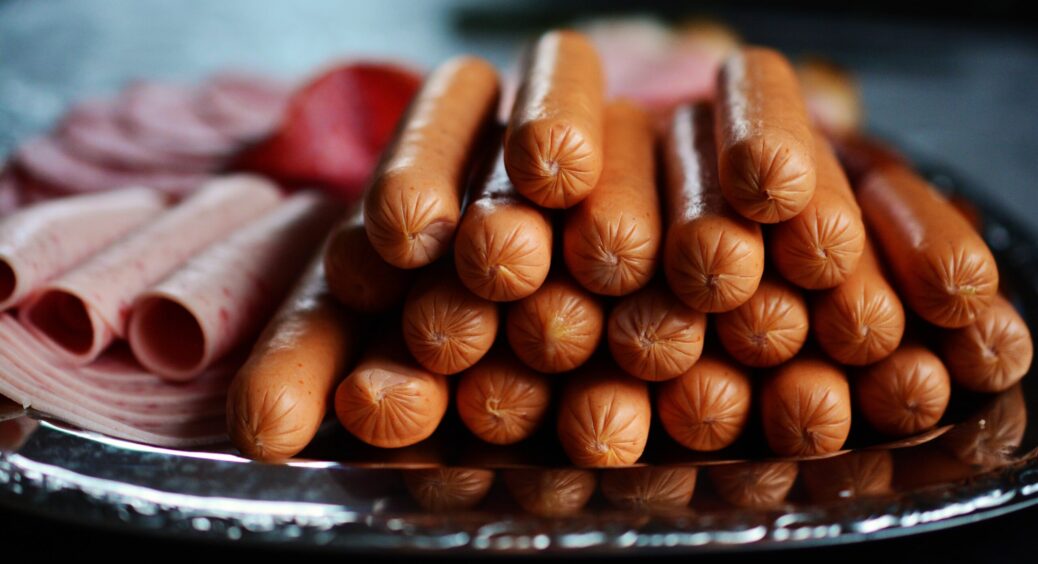 Як правильно зберігати сосиски і сардельки, чи можна заморожувати та як перевірити якість: інструкція 