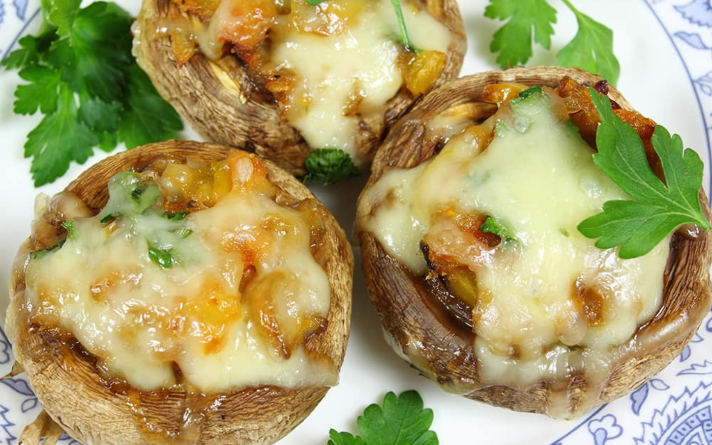 Смачна закуска з грибів із сиром та зеленню