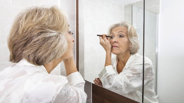  70-річна бабуся почала виглядати значно молодше завдяки косметиці