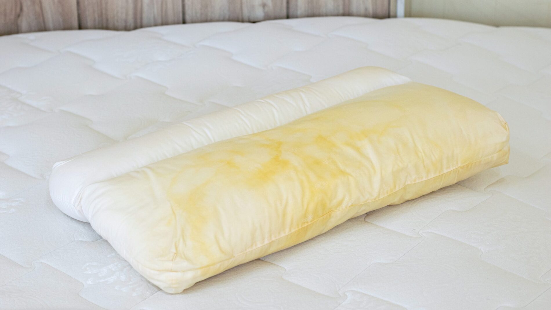 Чому виникають жовті плями на подушках?