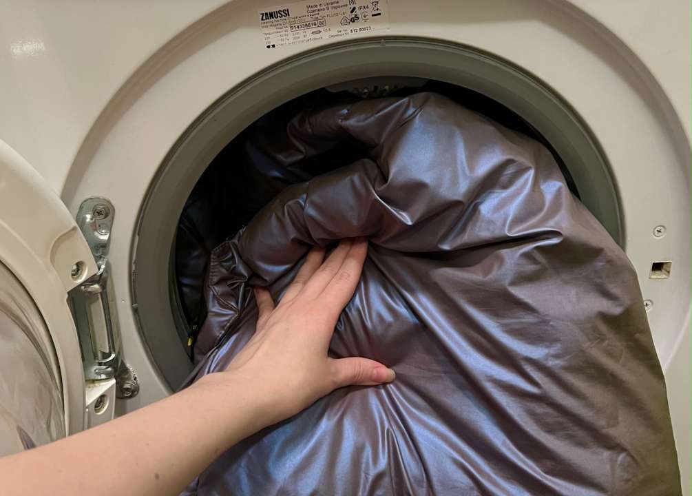 Як прати пуховик у пралці
