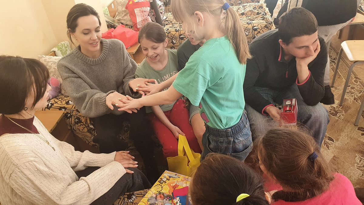 Анджеліна Джолі відвідала дітей з Краматорська