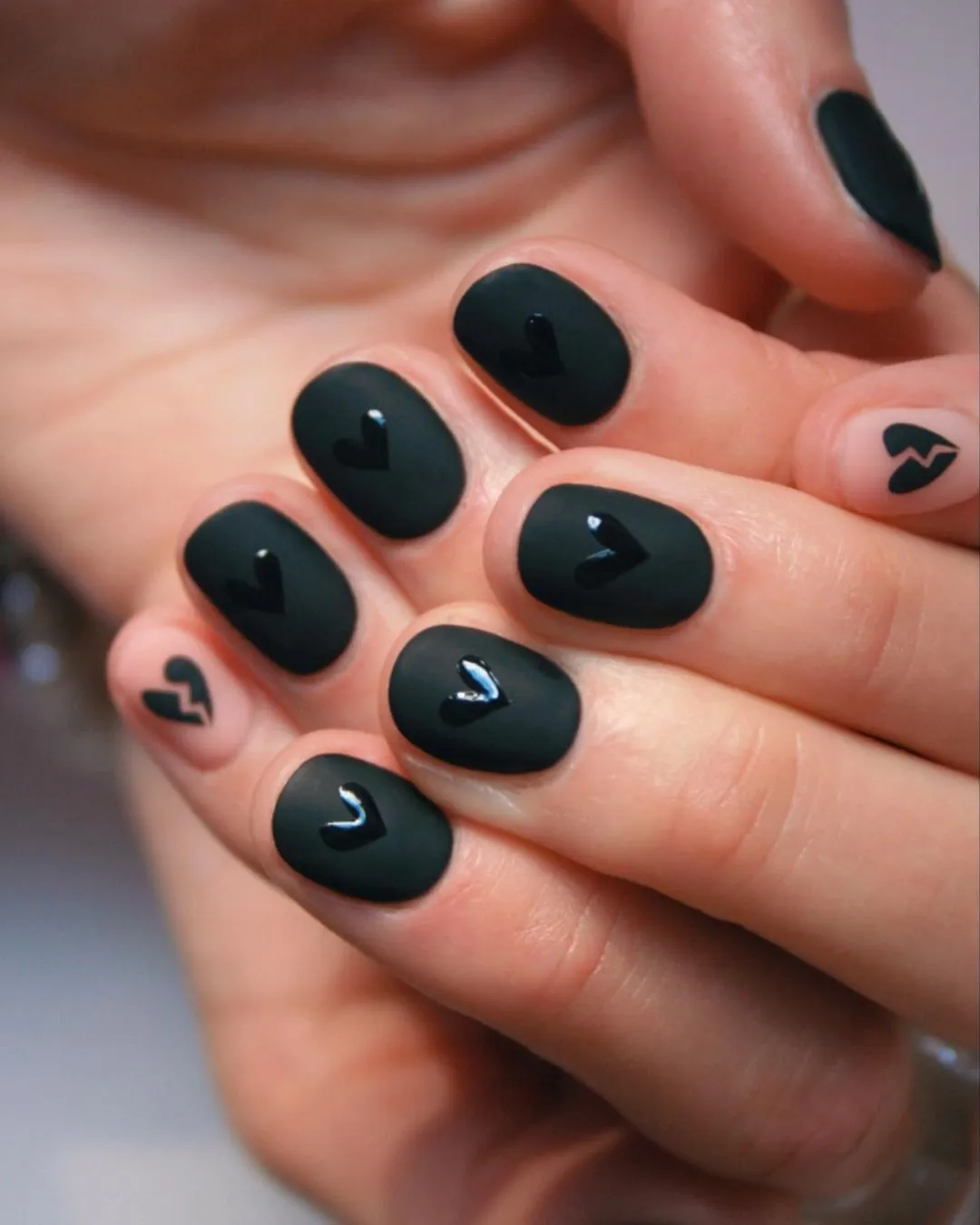 Уникайте чорного кольору на нігтях
