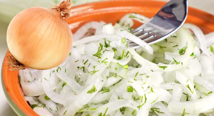 Як замаринувати цибулю без оцту і окропу: швидкий рецепт маринованої цибулі для салатів 