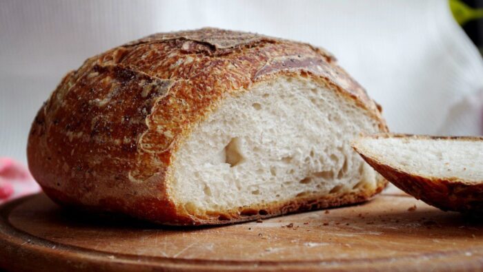 Як приготувати домашній хліб з 4 інгредієнтів?