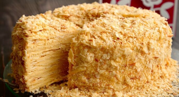 Торт “Наполеон” без випічки: рецепт ідеального десерту на святковий стіл – приготуєте навіть без світла 