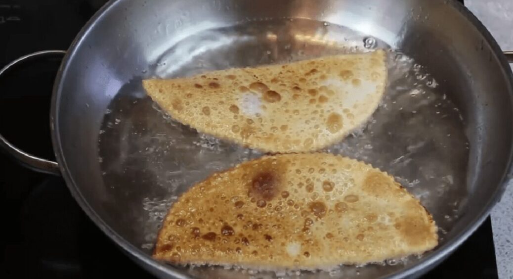 Чебуреки з тіста на воді. Улюблений рецепт моєї сім’ї: дуже смачні, соковиті і з хрусткою скоринкою 