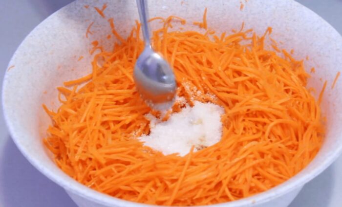 Перемішайте моркву зі спеціями