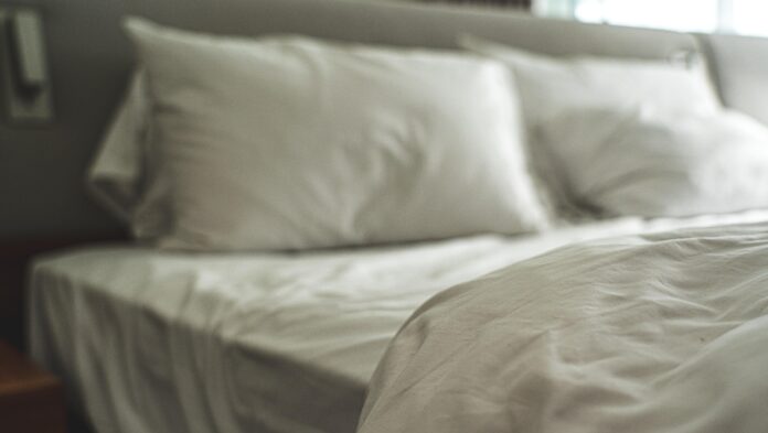 Експерти назвали колір постільної білизни для спокійного сну 