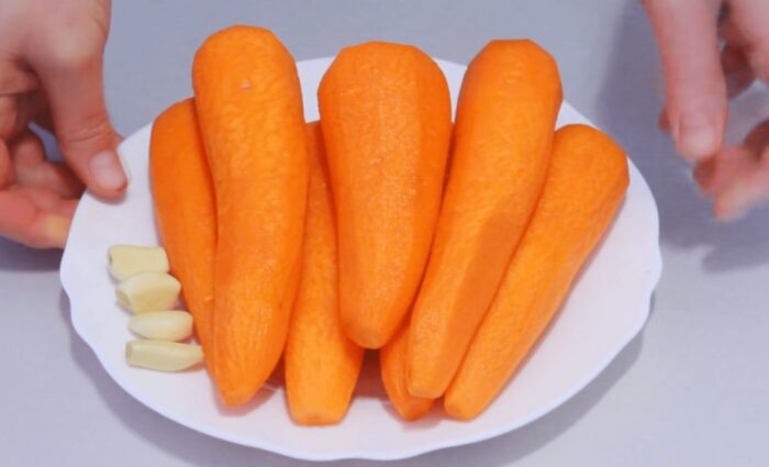 Підготуйте моркву – помийте та очистьте 