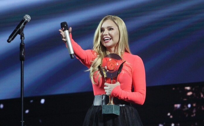 Фанати знайшли архівне фото дружини Олега Винника Таюне Фанати знайшли архівне фото дружини Олега Винника Таюне