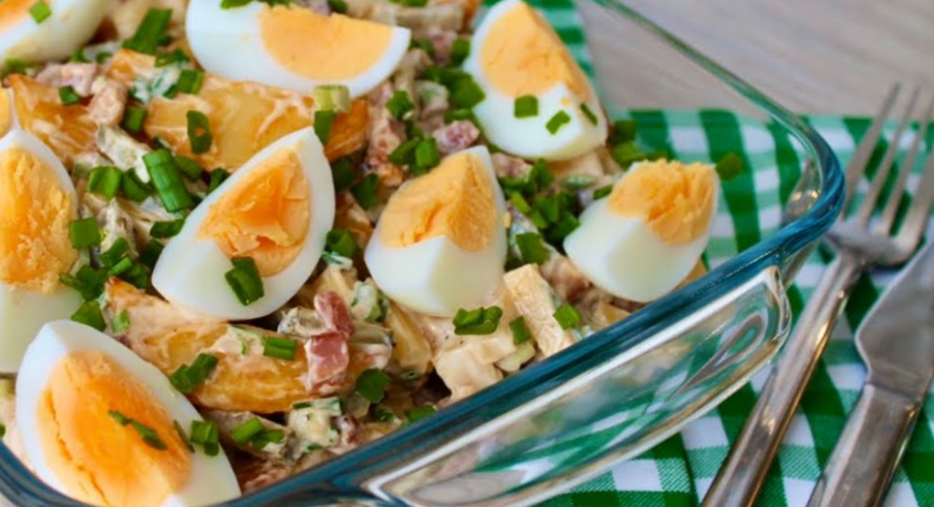 Салат “Чоловіча слабкість”: оригінальна альтернатива олів’є – прикрасить новорічний стіл та смакуватиме гостям 