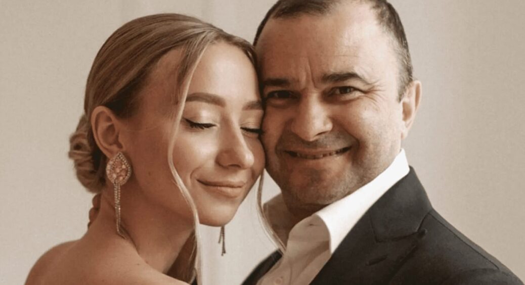 Молода дружина 56-річного Віктора Павліка показала, як він хизується м’язами: “А ви кажете, старий дід” 
