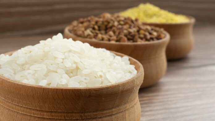 Навіщо посипати ділянку взимку крупою Навіщо посипати ділянку взимку крупою