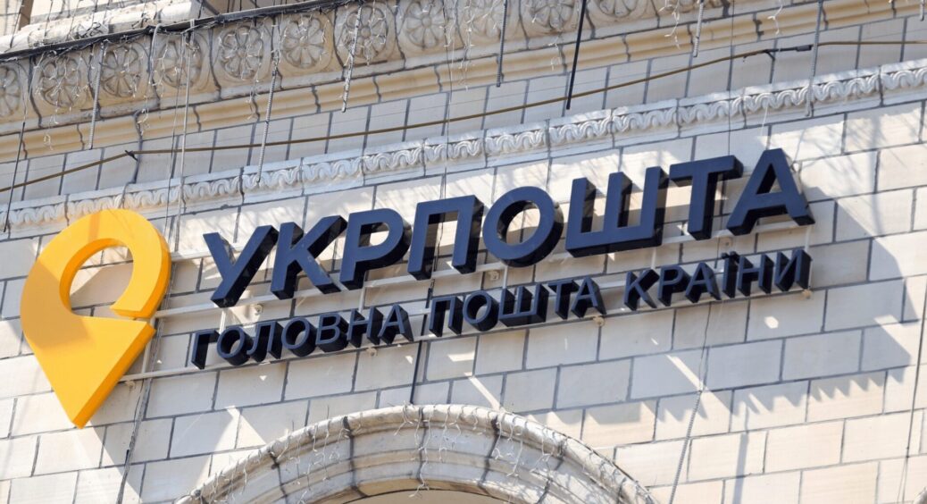 Укрпошта більше не буде доставляти людям пенсії додому: що відомо та де тепер забирати гроші – деталі 