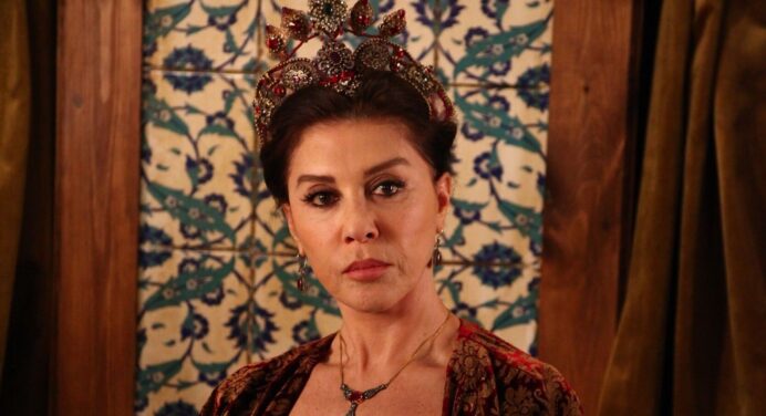 Не повірите своїм очам: як нині виглядає акторка, що зіграла Валіде Султан у “Величному столітті” 