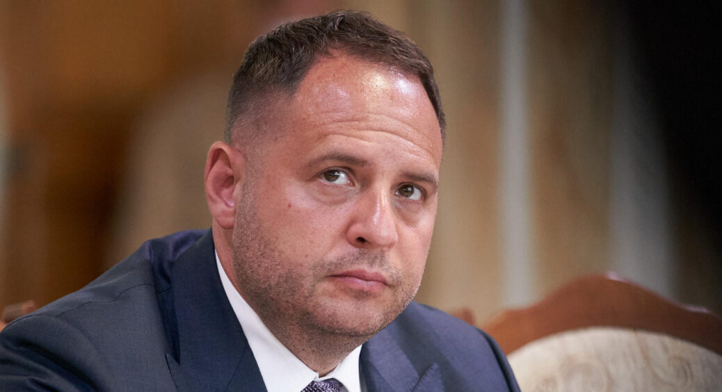Голова Офісу президента Єрмак пояснив, навіщо пише пости-ребуси в Твіттері: “Пов’язано з приємними новинами” 