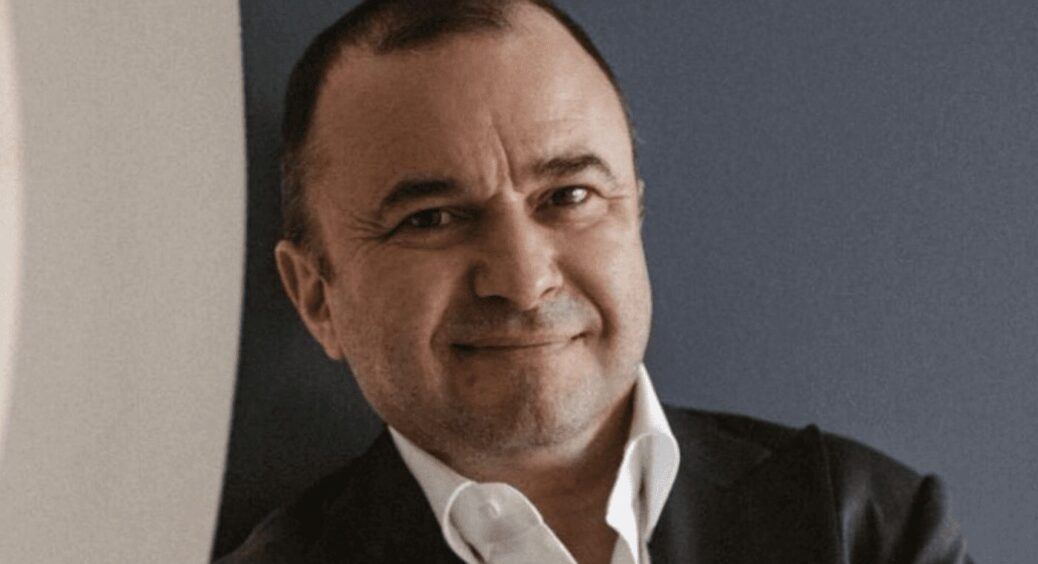 Віктор Павлік вшанував пам’ять сина Павла: поставив пам’ятник дитині і влаштував антураж не гірше за Кароль 