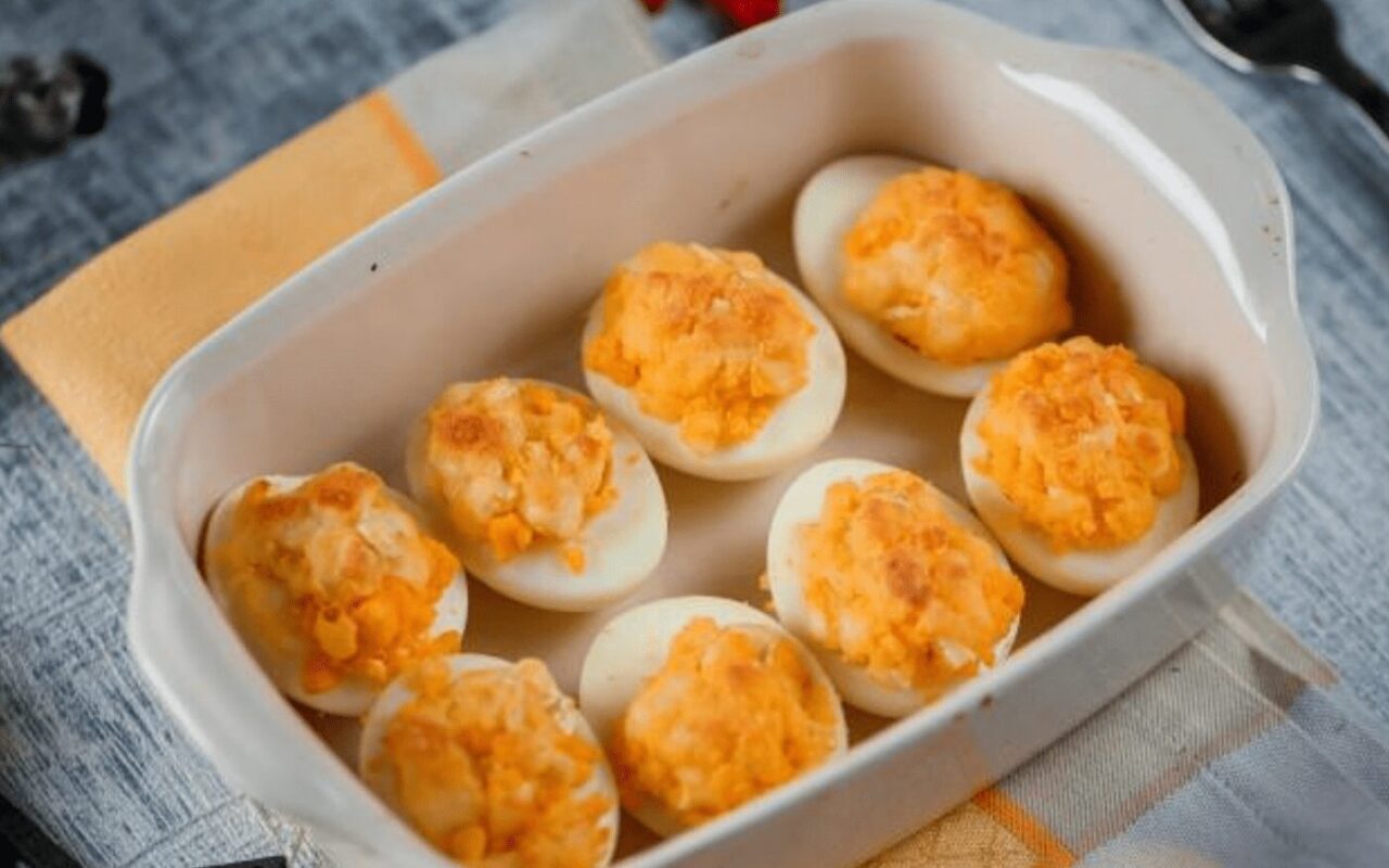 Фаршировані яйця з сиром та жовтком: простий рецепт 