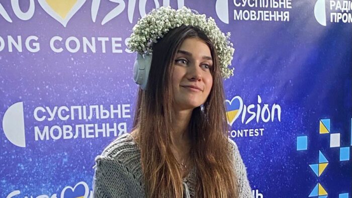Молода українська співачка зізналась, що засмутилась через відсутність знижок українцям