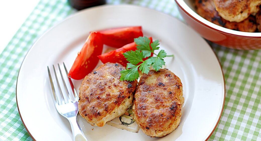 Смачні та незвичайні котлети зі звичайних продуктів: додайте у фарш яблуко і всі проситимуть добавки 