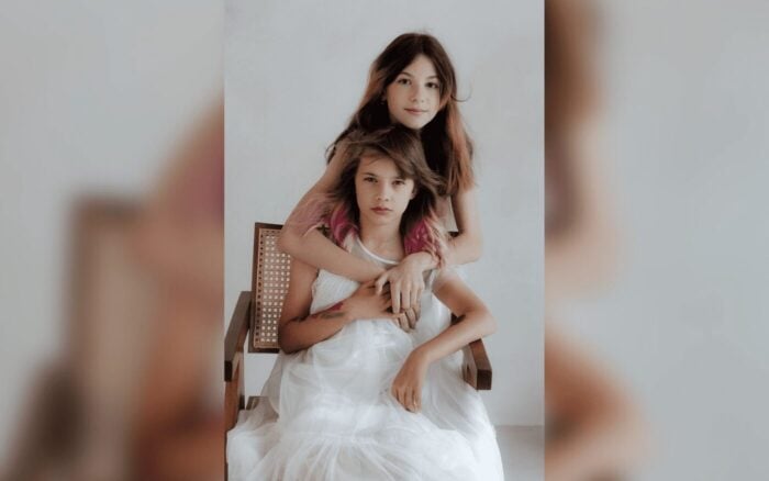 Катя Іоргу на фотосесії зі своєю молодшою сестрою