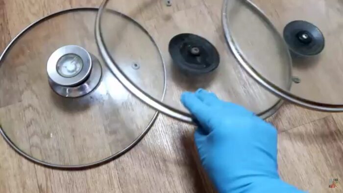 Господині розповіли, як швидко відмити кришки від сковорідки зі старим нагаром