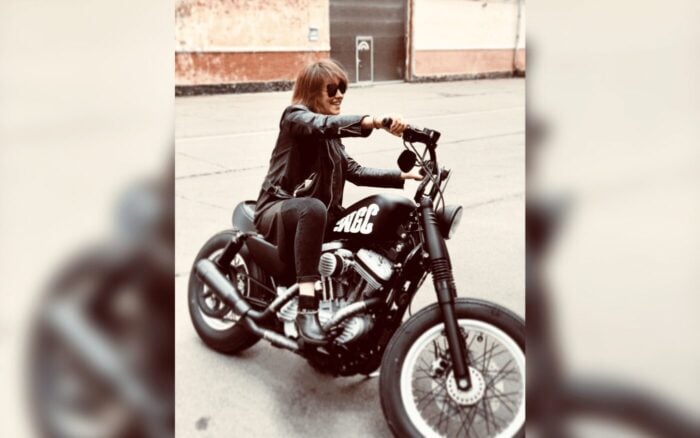 Українська актриса в шкіряній куртці на крутому мотоциклі