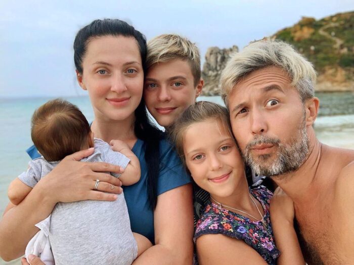 Сергій Бабкін зі своєю другою дружиною Сніжаною Вартанян та дітьми