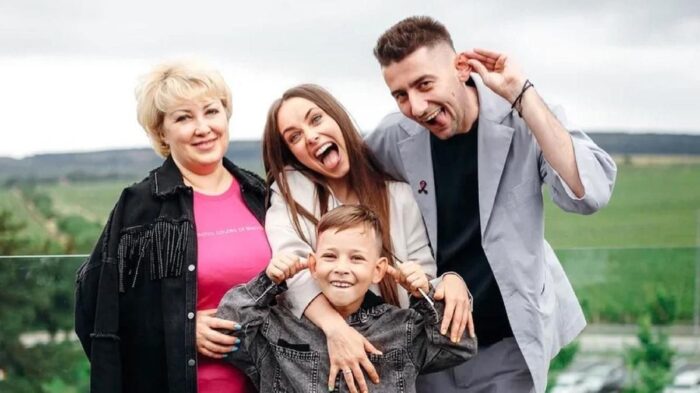 Ксенія Мішина та Олександр Еллерт з сином і мамою актриси