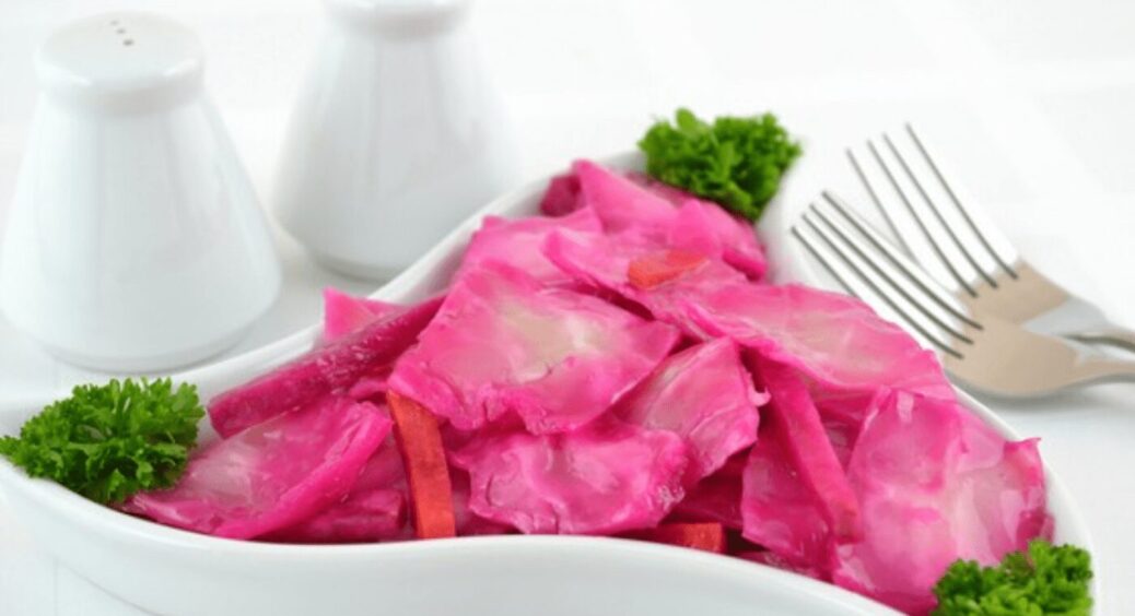 Найпростіший спосіб приготування рожевої маринованої капусти: справи на 5 хвилин, а смакоти на цілий тиждень 