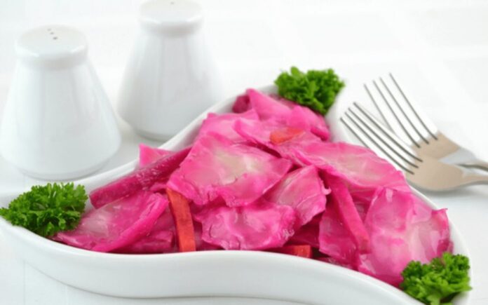 Рецепт рожевої маринованої капусти
